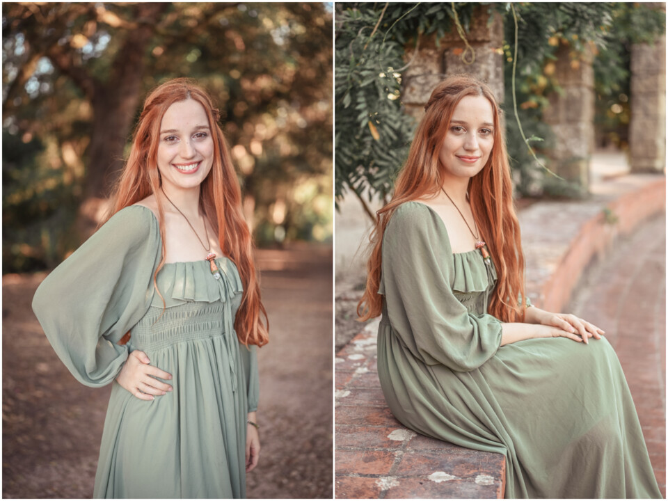 Modelo com vestido longo verde, sorrindo e posando ao ar livre, com fundo de árvores e pedra.